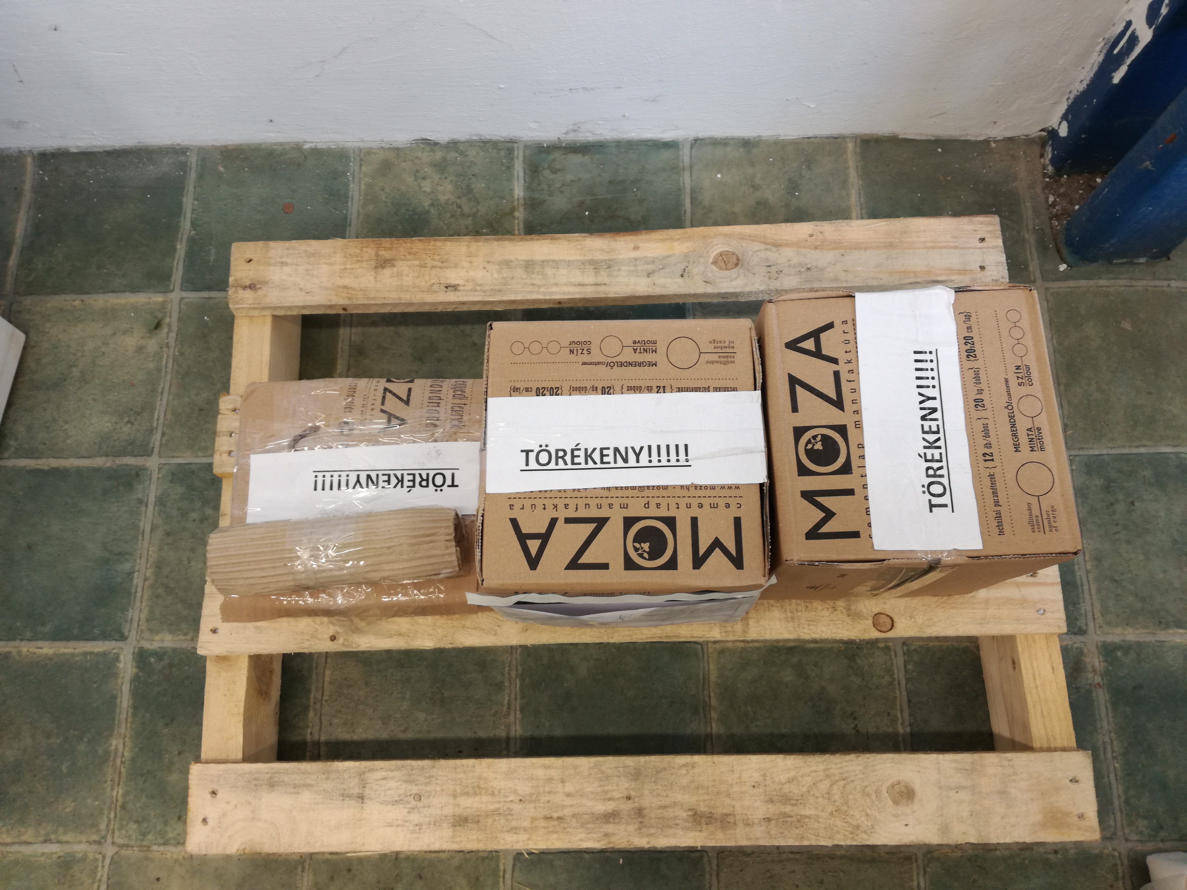 Törékeny áru szállításra előkészítve